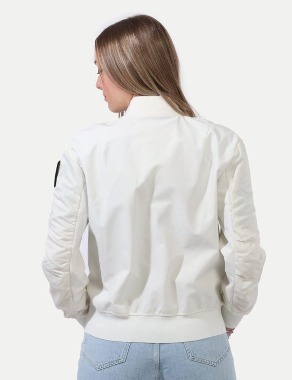 Giacca Blauer Bianco - Giacca simil giubbino leggero in total bianco con girocollo a V in tessuto. Presenti tasche a taglio