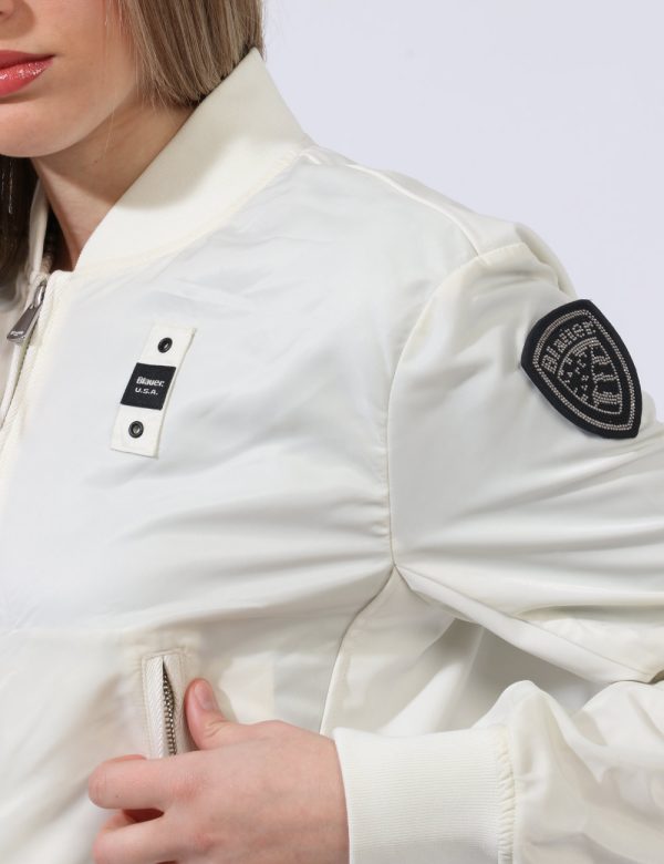 Giacca Blauer Bianco - Giacca simil giubbino leggero in total bianco con girocollo a V in tessuto. Presenti tasche a taglio