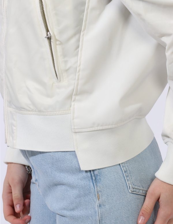 Giacca Blauer Bianco - Giacca simil giubbino leggero in total bianco con girocollo a V in tessuto. Presenti tasche a taglio