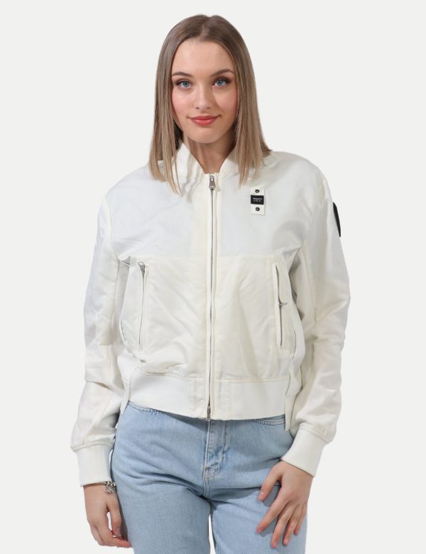 Giacca Blauer Bianco - Giacca simil giubbino leggero in total bianco con girocollo a V in tessuto. Presenti tasche a taglio