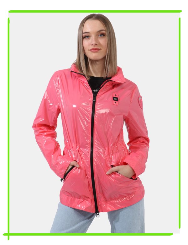 Giacca Blauer Rosa - Giacca simil giubbino lungo con cappuccio in total rosa pesca lucido. Presenti tasche a taglio trasvers