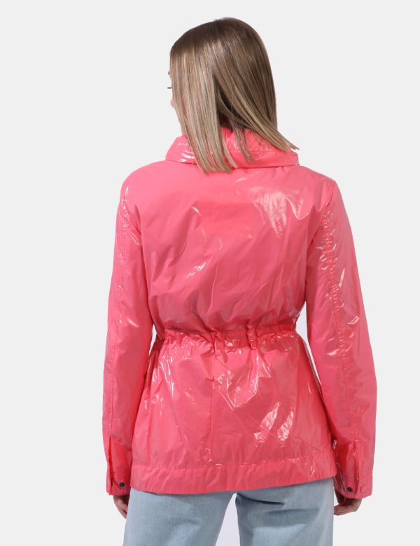 Giacca Blauer Rosa - Giacca simil giubbino lungo con cappuccio in total rosa pesca lucido. Presenti tasche a taglio trasvers