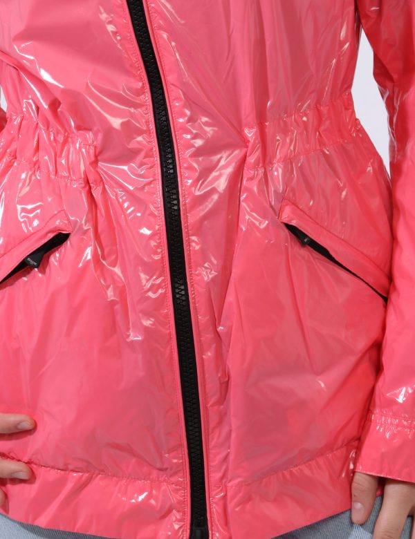 Giacca Blauer Rosa - Giacca simil giubbino lungo con cappuccio in total rosa pesca lucido. Presenti tasche a taglio trasvers