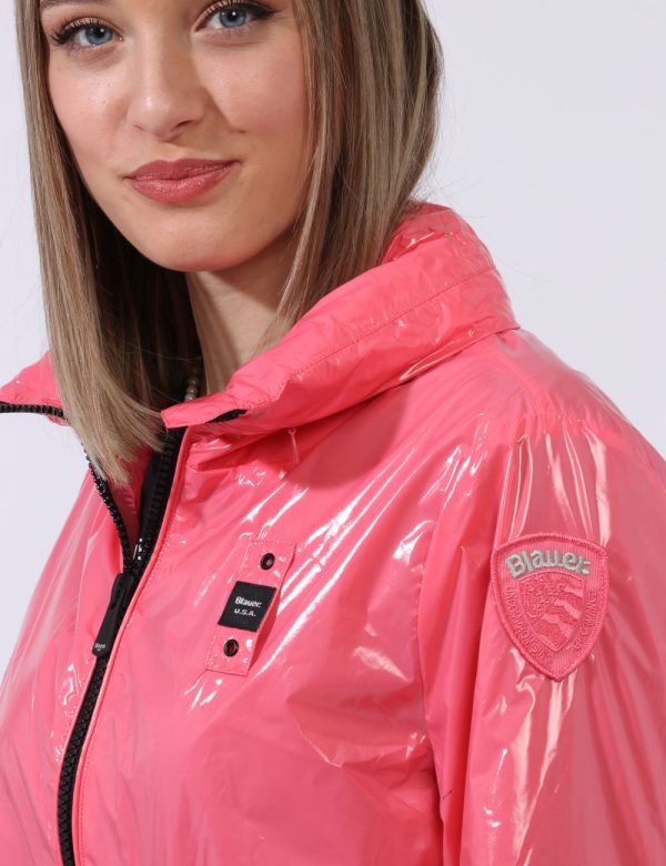 Giacca Blauer Rosa - Giacca simil giubbino lungo con cappuccio in total rosa pesca lucido. Presenti tasche a taglio trasvers