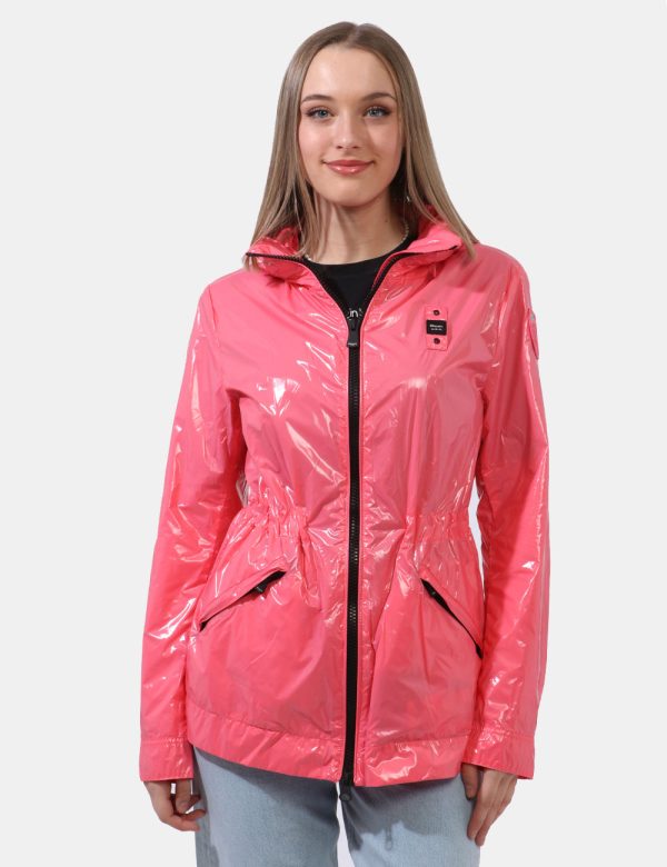 Giacca Blauer Rosa - Giacca simil giubbino lungo con cappuccio in total rosa pesca lucido. Presenti tasche a taglio trasvers