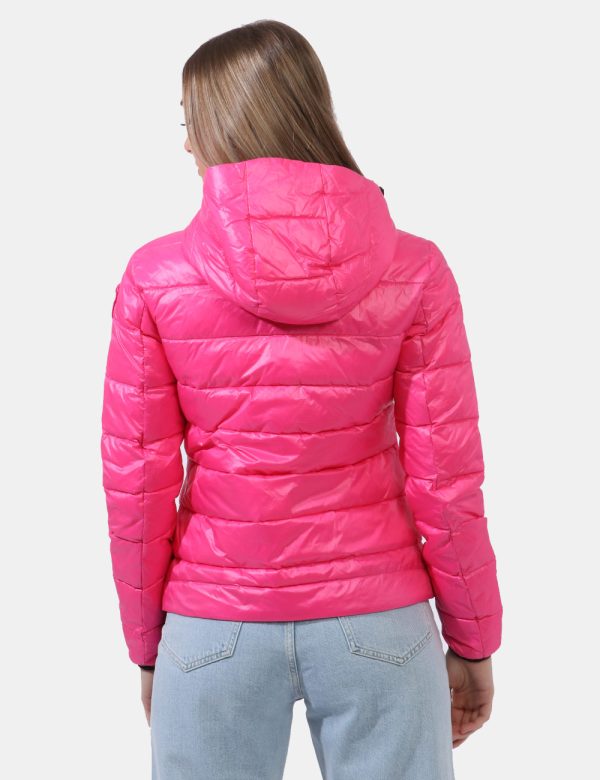 Piumino Blauer Rosa - Piumino leggero con cappuccio in total rosa shocking. Presenti tasche a taglio trasversale con chiusur