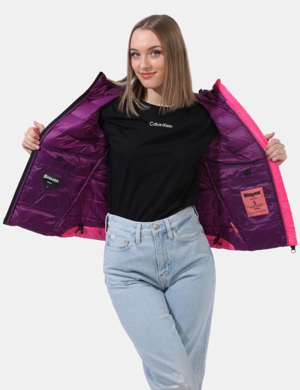 Piumino Blauer Rosa - Piumino leggero con cappuccio in total rosa shocking. Presenti tasche a taglio trasversale con chiusur