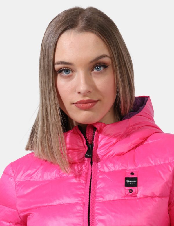 Piumino Blauer Rosa - Piumino leggero con cappuccio in total rosa shocking. Presenti tasche a taglio trasversale con chiusur