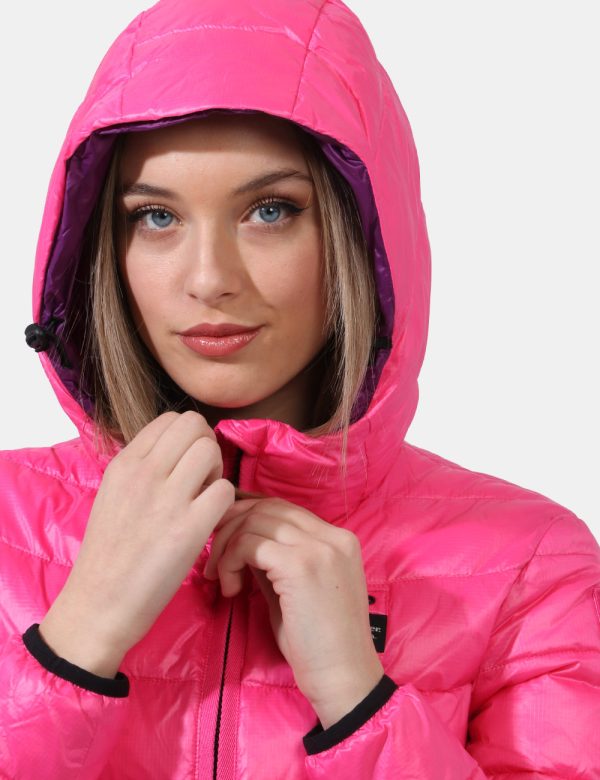 Piumino Blauer Rosa - Piumino leggero con cappuccio in total rosa shocking. Presenti tasche a taglio trasversale con chiusur