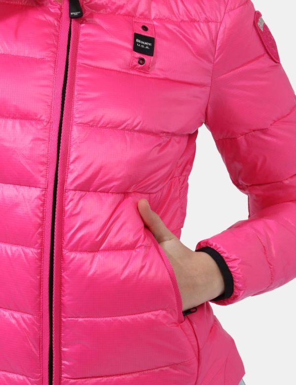 Piumino Blauer Rosa - Piumino leggero con cappuccio in total rosa shocking. Presenti tasche a taglio trasversale con chiusur