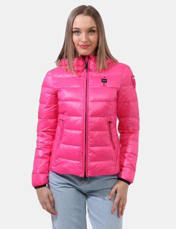 Piumino Blauer Rosa - Piumino leggero con cappuccio in total rosa shocking. Presenti tasche a taglio trasversale con chiusur