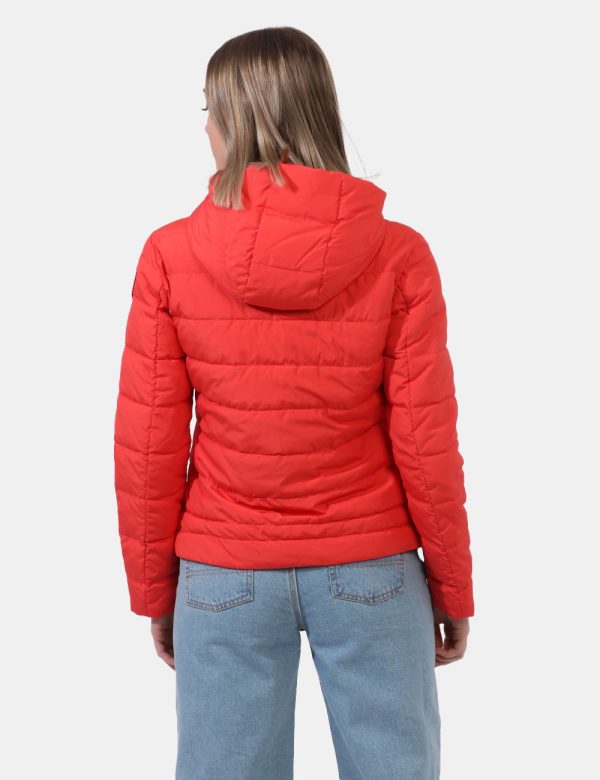 Piumino Blauer Rosso - Piumino con cappuccio in total rosso ed interno bianco. Presenti tasche a taglio trasversale con chiu