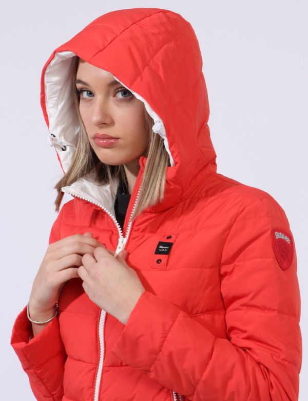 Piumino Blauer Rosso - Piumino con cappuccio in total rosso ed interno bianco. Presenti tasche a taglio trasversale con chiu