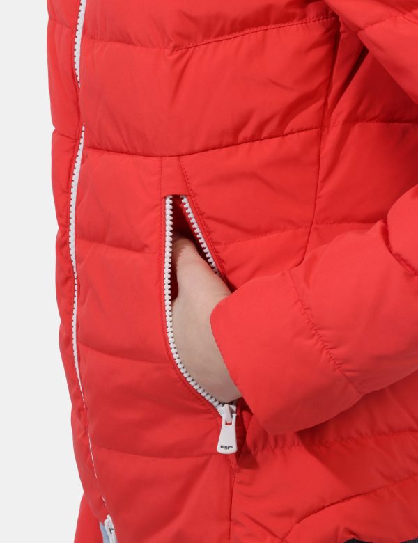 Piumino Blauer Rosso - Piumino con cappuccio in total rosso ed interno bianco. Presenti tasche a taglio trasversale con chiu