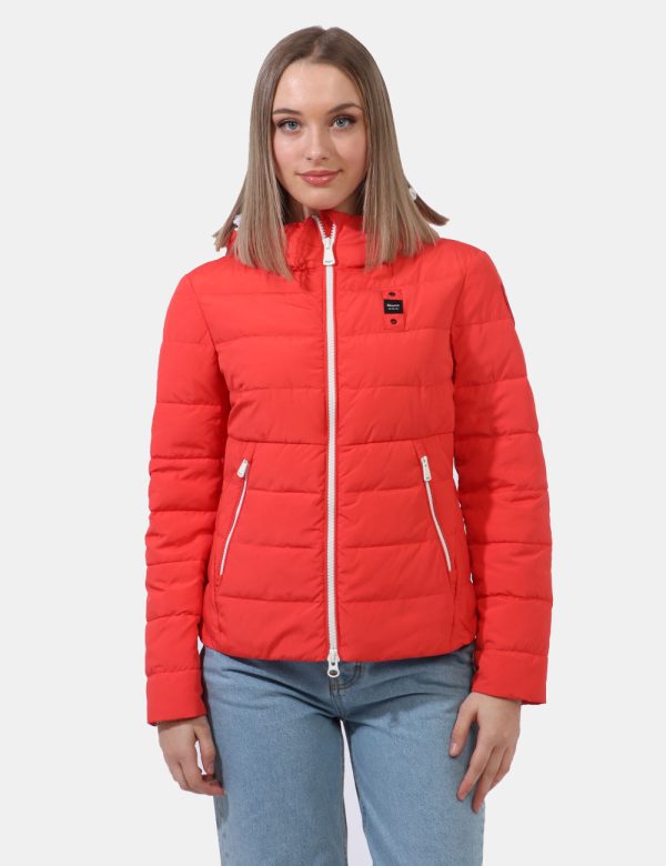 Piumino Blauer Rosso - Piumino con cappuccio in total rosso ed interno bianco. Presenti tasche a taglio trasversale con chiu
