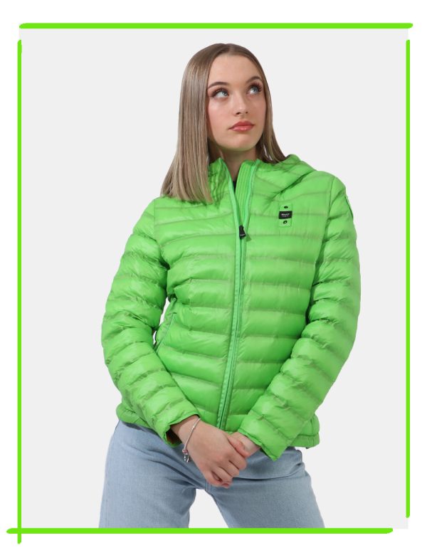 Piumino Blauer Verde - Piumino leggero con cappuccio in total verde brillante. Presenti tasche a taglio trasversale con chiu