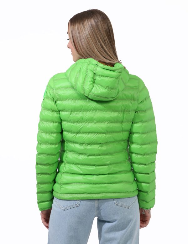 Piumino Blauer Verde - Piumino leggero con cappuccio in total verde brillante. Presenti tasche a taglio trasversale con chiu