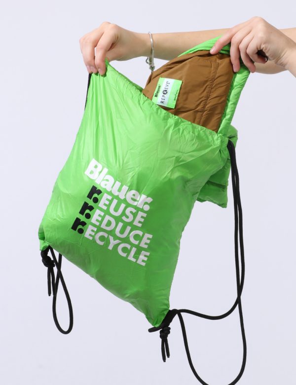 Piumino Blauer Verde - Piumino leggero con cappuccio in total verde brillante. Presenti tasche a taglio trasversale con chiu