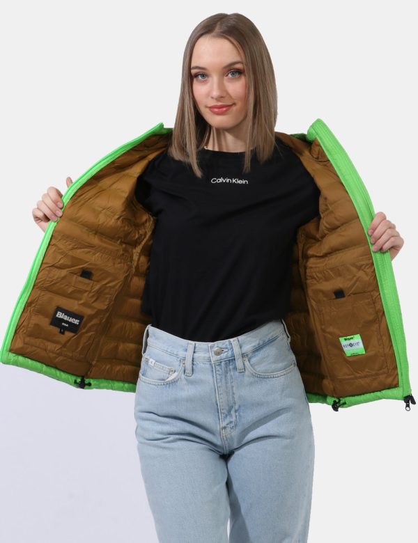Piumino Blauer Verde - Piumino leggero con cappuccio in total verde brillante. Presenti tasche a taglio trasversale con chiu