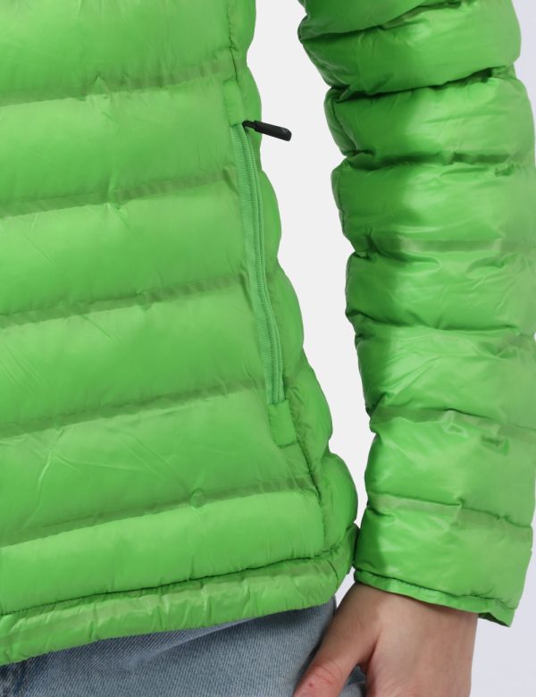 Piumino Blauer Verde - Piumino leggero con cappuccio in total verde brillante. Presenti tasche a taglio trasversale con chiu