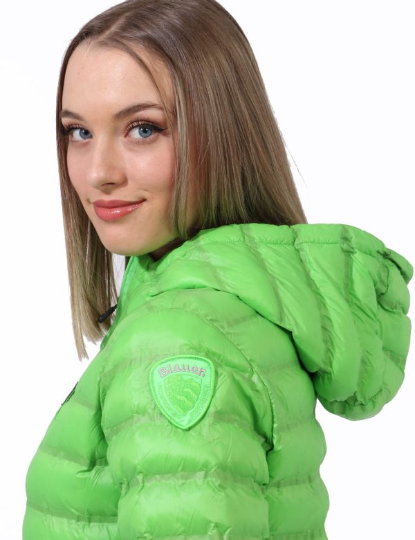 Piumino Blauer Verde - Piumino leggero con cappuccio in total verde brillante. Presenti tasche a taglio trasversale con chiu