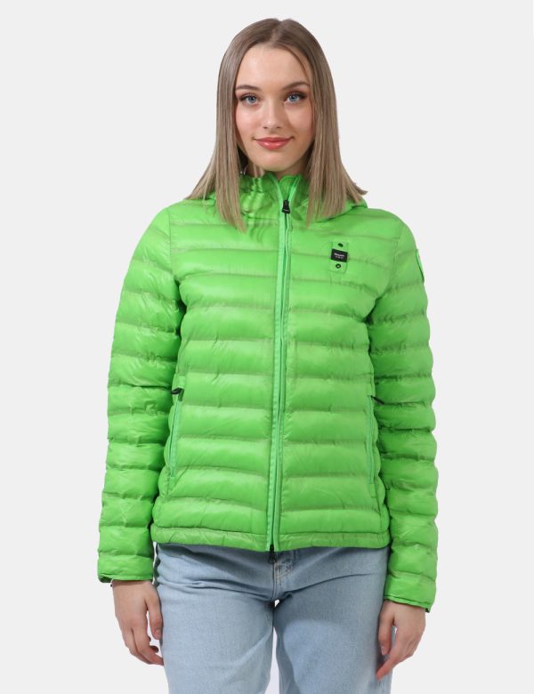 Piumino Blauer Verde - Piumino leggero con cappuccio in total verde brillante. Presenti tasche a taglio trasversale con chiu