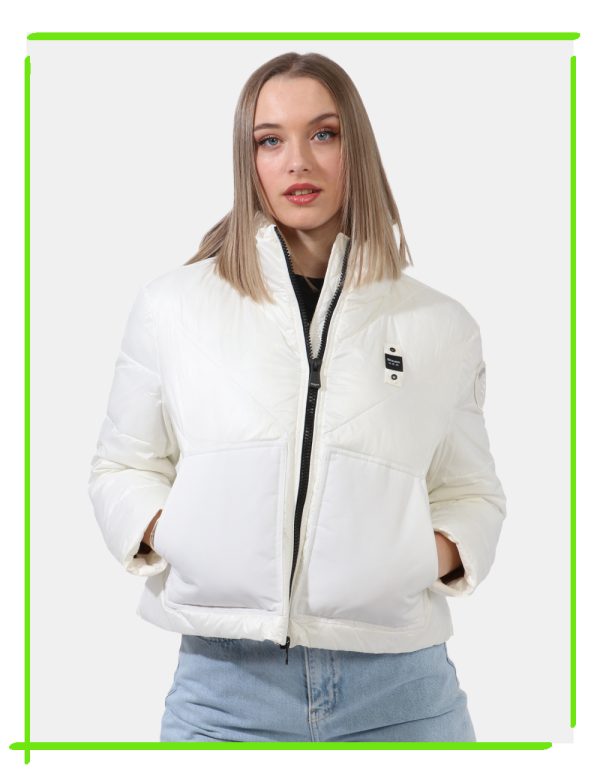 Piumino Blauer Bianco - Piumino leggero in total bianco. Presenti tasche a taglio trasversale più tasche interne. La vestibi