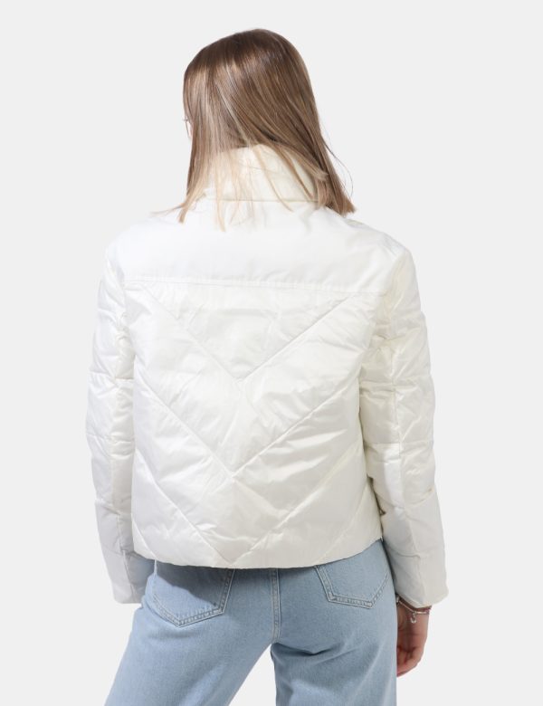 Piumino Blauer Bianco - Piumino leggero in total bianco. Presenti tasche a taglio trasversale più tasche interne. La vestibi