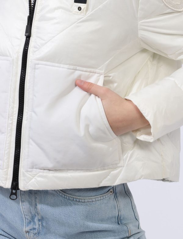 Piumino Blauer Bianco - Piumino leggero in total bianco. Presenti tasche a taglio trasversale più tasche interne. La vestibi