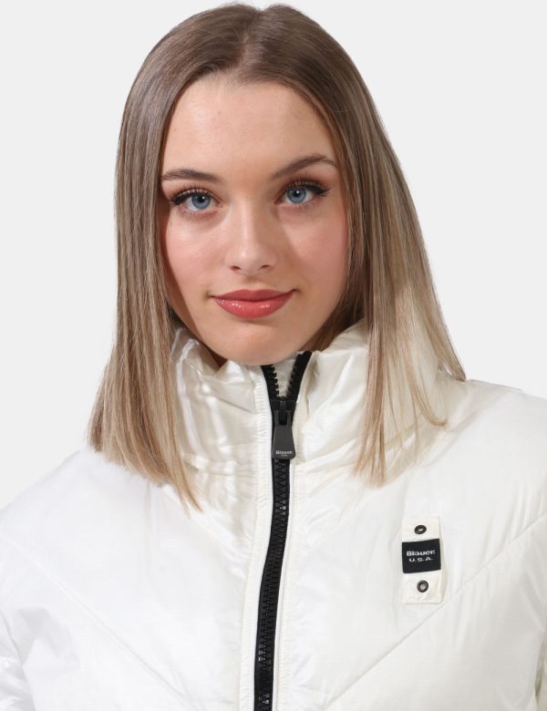 Piumino Blauer Bianco - Piumino leggero in total bianco. Presenti tasche a taglio trasversale più tasche interne. La vestibi