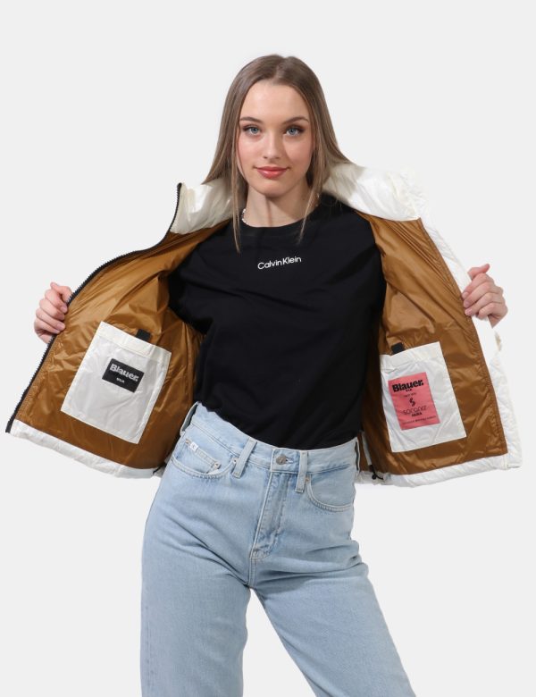 Piumino Blauer Bianco - Piumino leggero in total bianco. Presenti tasche a taglio trasversale più tasche interne. La vestibi