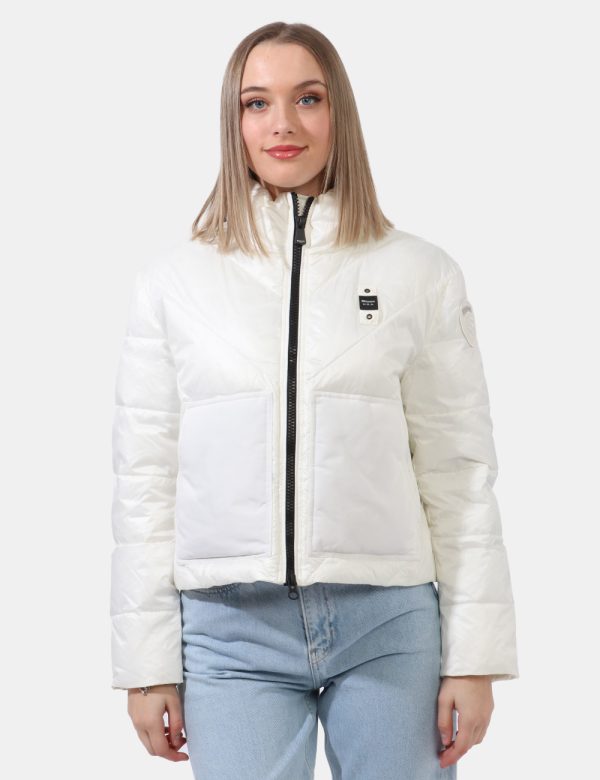 Piumino Blauer Bianco - Piumino leggero in total bianco. Presenti tasche a taglio trasversale più tasche interne. La vestibi
