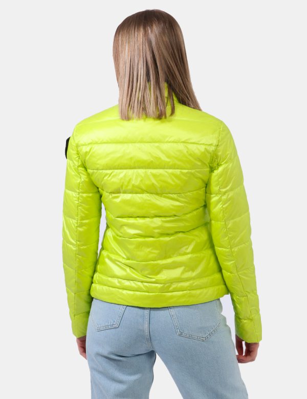Piumino Blauer Giallo - Piumino leggero con cappuccio in total giallo fluo. Presenti tasche a taglio trasversale con chiusur
