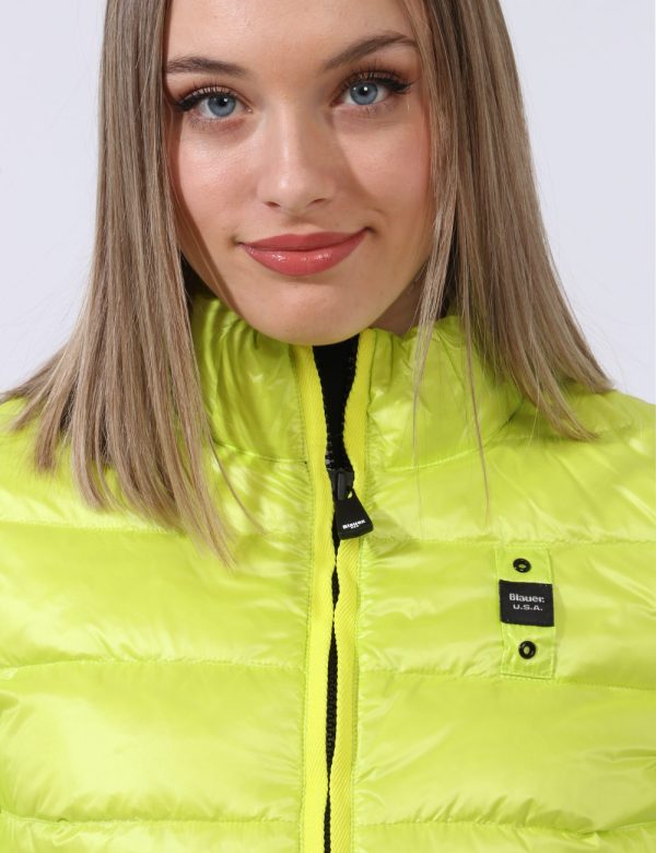 Piumino Blauer Giallo - Piumino leggero con cappuccio in total giallo fluo. Presenti tasche a taglio trasversale con chiusur