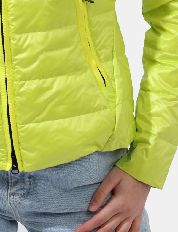 Piumino Blauer Giallo - Piumino leggero con cappuccio in total giallo fluo. Presenti tasche a taglio trasversale con chiusur