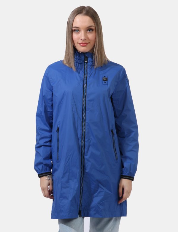 Giacca Blauer Blu - Giacca simil giubbino leggero lungo con cappuccio ed in total ble elettrico. Presenti tasche a taglio tr