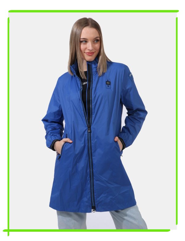 Giacca Blauer Blu - Giacca simil giubbino leggero lungo con cappuccio ed in total ble elettrico. Presenti tasche a taglio tr