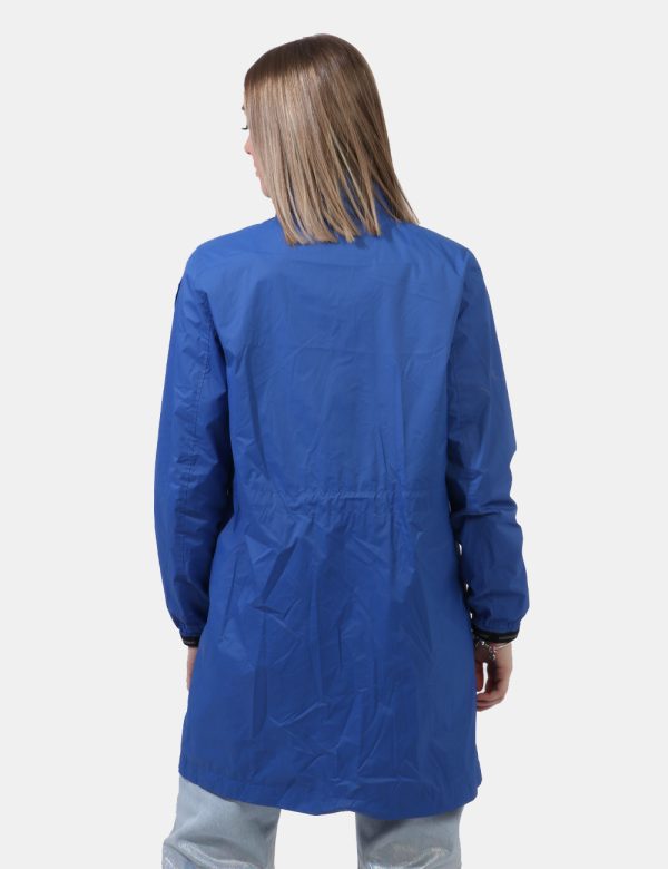 Giacca Blauer Blu - Giacca simil giubbino leggero lungo con cappuccio ed in total ble elettrico. Presenti tasche a taglio tr