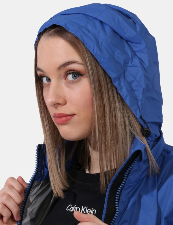 Giacca Blauer Blu - Giacca simil giubbino leggero lungo con cappuccio ed in total ble elettrico. Presenti tasche a taglio tr