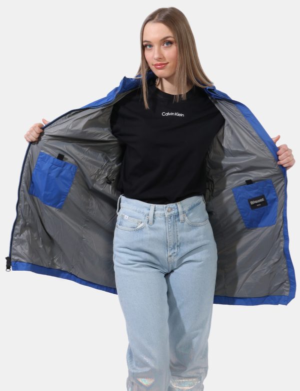 Giacca Blauer Blu - Giacca simil giubbino leggero lungo con cappuccio ed in total ble elettrico. Presenti tasche a taglio tr