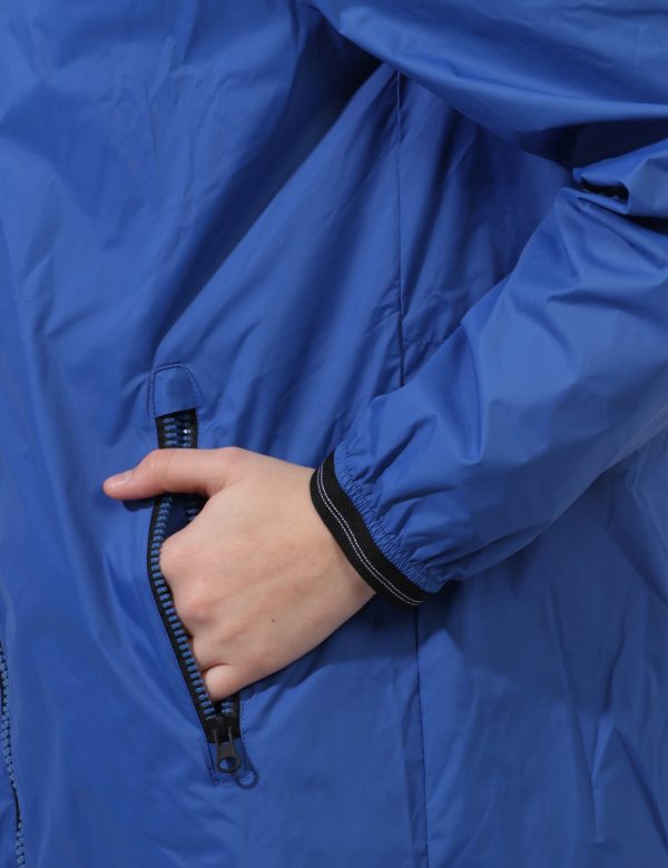 Giacca Blauer Blu - Giacca simil giubbino leggero lungo con cappuccio ed in total ble elettrico. Presenti tasche a taglio tr