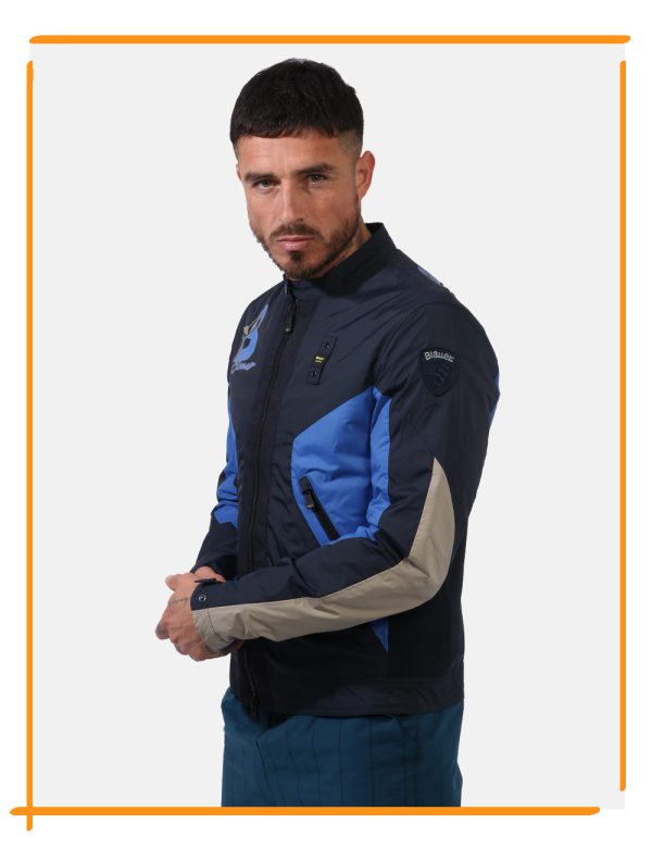 Giacca Blauer Blu - Giacca simil giubbino leggero in varie tonalità di blu. Presenti tasche a taglio trasversale con chiusur