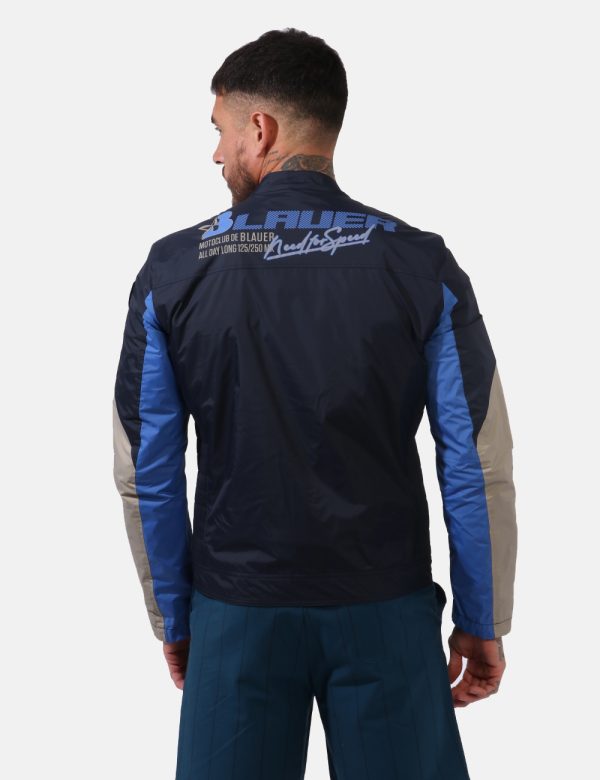 Giacca Blauer Blu - Giacca simil giubbino leggero in varie tonalità di blu. Presenti tasche a taglio trasversale con chiusur