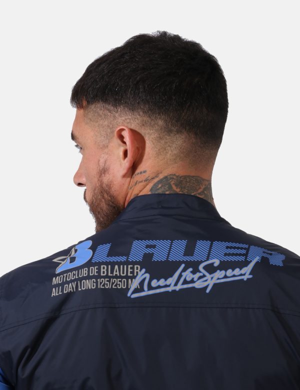 Giacca Blauer Blu - Giacca simil giubbino leggero in varie tonalità di blu. Presenti tasche a taglio trasversale con chiusur