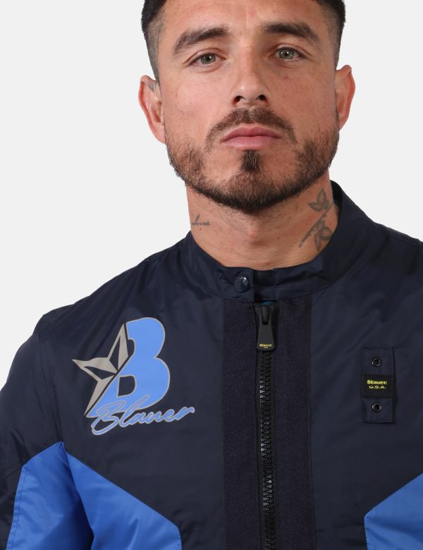 Giacca Blauer Blu - Giacca simil giubbino leggero in varie tonalità di blu. Presenti tasche a taglio trasversale con chiusur