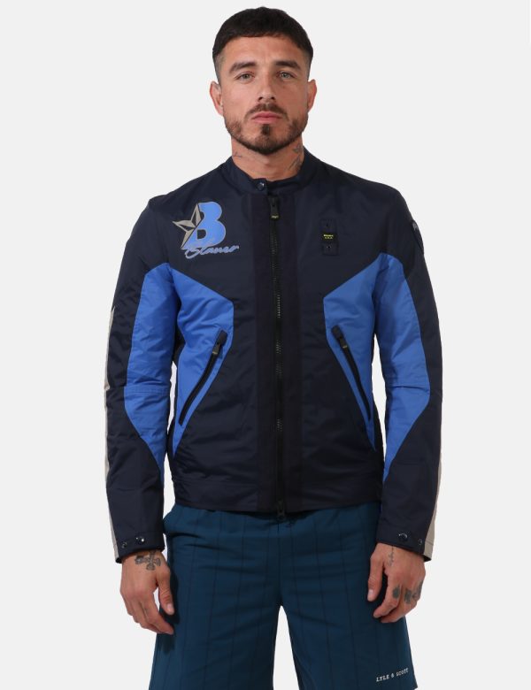 Giacca Blauer Blu - Giacca simil giubbino leggero in varie tonalità di blu. Presenti tasche a taglio trasversale con chiusur