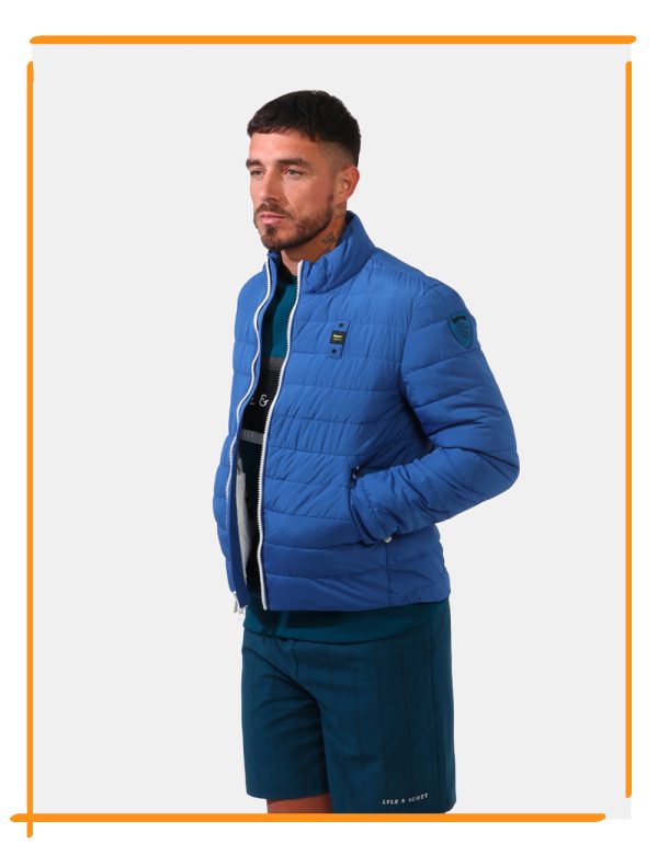 Piumino Blauer Blu - Piumino in total blu ceruleo. Presenti tasche a taglio trasversale con chiusura a zip più tasche intern