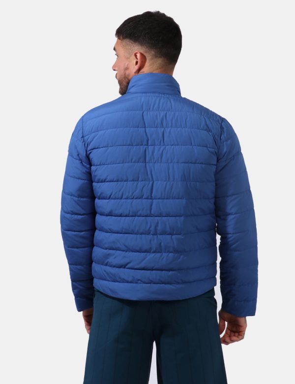 Piumino Blauer Blu - Piumino in total blu ceruleo. Presenti tasche a taglio trasversale con chiusura a zip più tasche intern