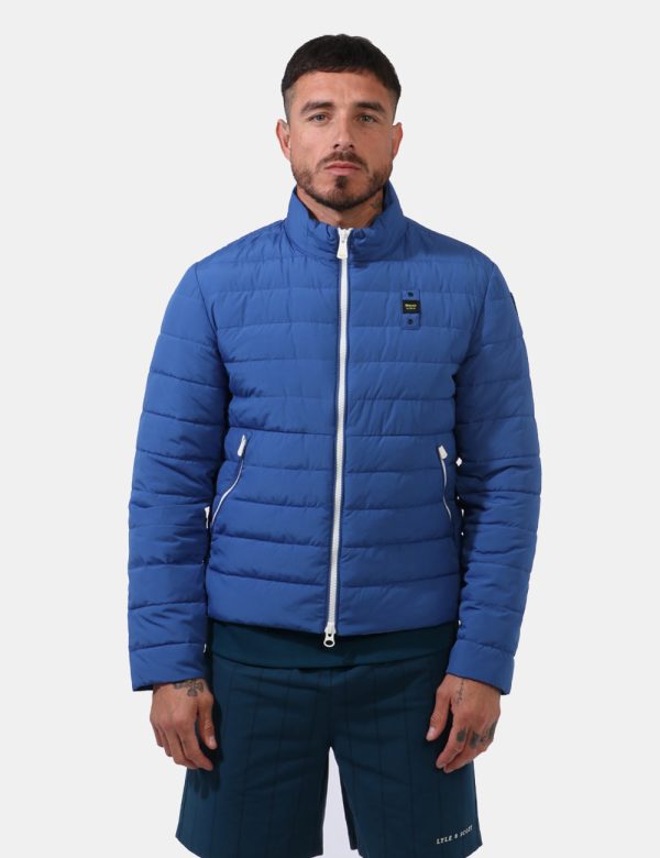 Piumino Blauer Blu - Piumino in total blu ceruleo. Presenti tasche a taglio trasversale con chiusura a zip più tasche intern