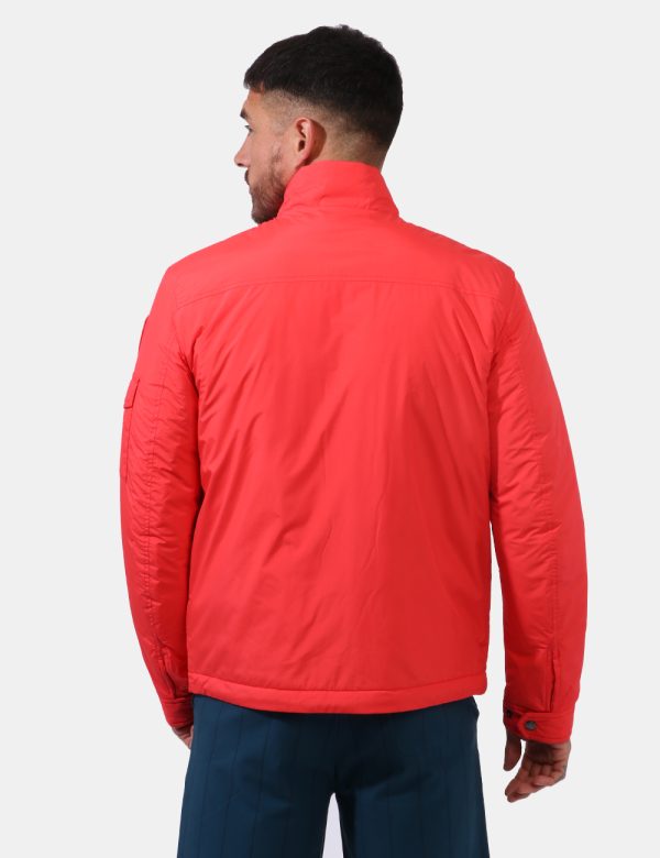 Giacca Blauer Rosso - Giacca simil giubbino leggero in total rosso. Presenti tasche a taglio trasversale con chiusura a zip.